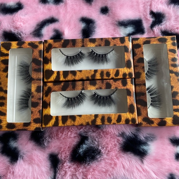 White lashes - Picture 2 of 2